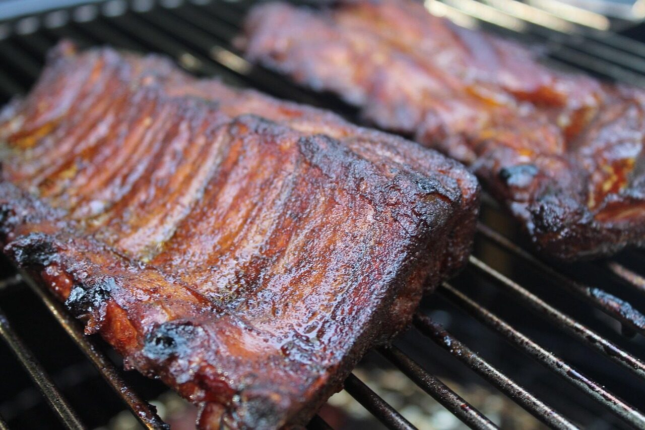 Grillen mit Holz: Zangen, Spieße und Räucherchunks richtig einsetzen