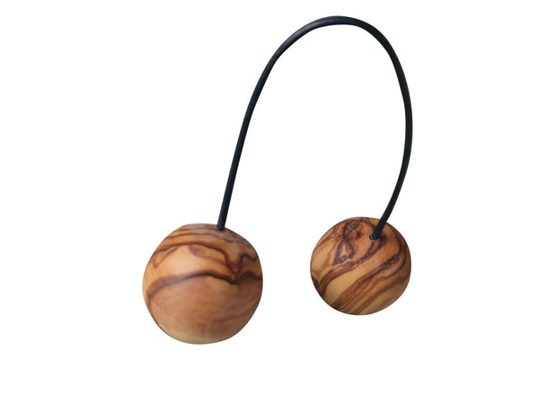 Katzenspielzeug Olivenholz, 100% Natur, 2 Kugeln Ø 3,5 cm, Lederband Nicer Nature - Nicer Nature