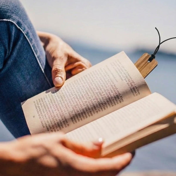 Lesezeichen aus Olivenholz in Buch